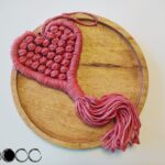 Macramé na zeď: Návod na valentýnské srdce jen ze 2 typů uzlíků